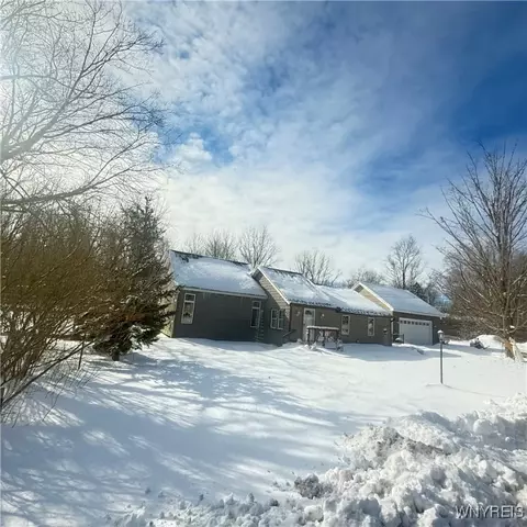 476 Maple Rd, Pembroke, NY 14036
