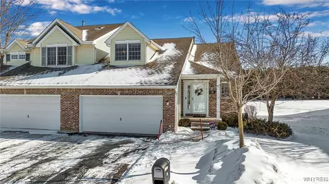 12 Berwick Ln #1B, East Amherst, NY 14051