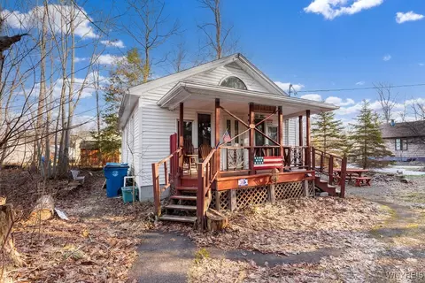 394 Eisenhower Ave, Evans, NY 14006