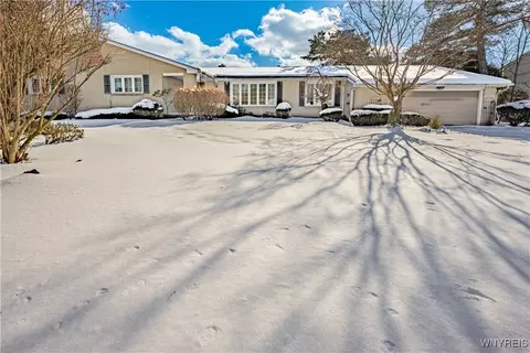 84 Woodbury Dr, Lockport, NY 14094