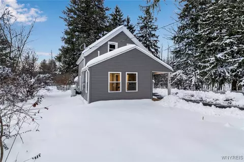 69 Meadowlawn Rd, Orchard Park, NY 14127