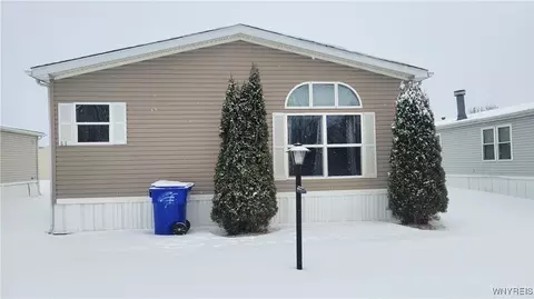 669 Gardenwood Dr, Lockport, NY 14094