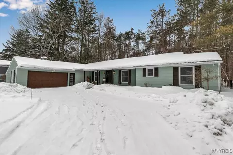 26 Canterbury Ln, Aurora, NY 14052