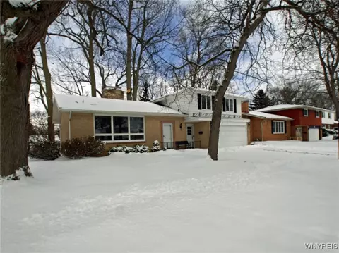 136 Rosewood Dr, West Seneca, NY 14224