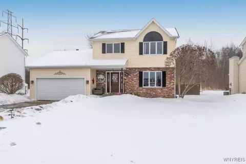 2244 Lancelot Dr, Wheatfield, NY 14304