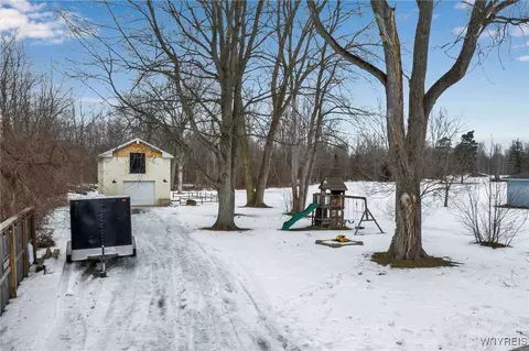 Exterior - 5529 Tonawanda Creek Rd, Pendleton, NY 14120 photo 2 of 6