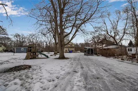Exterior - 5529 Tonawanda Creek Rd, Pendleton, NY 14120 photo 3 of 6