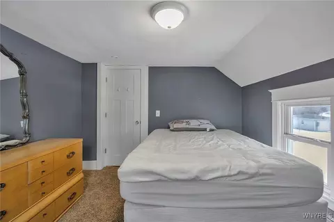 Bedroom - 5529 Tonawanda Creek Rd, Pendleton, NY 14120 photo 4 of 5