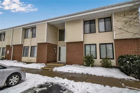 5 Southcreek Ct #B, East Amherst, NY 14051