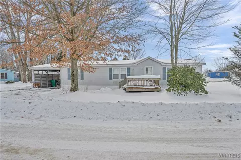 60 Pioneer Ln, Delevan, NY 14042