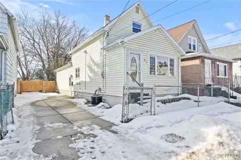 31 Cooke St, Lackawanna, NY 14218