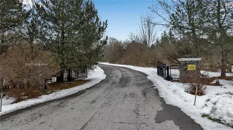 5121 Kraus Ln, Clarence, NY 14031