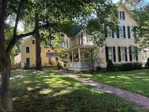 429 Oakwood Ave, Aurora, NY 14052