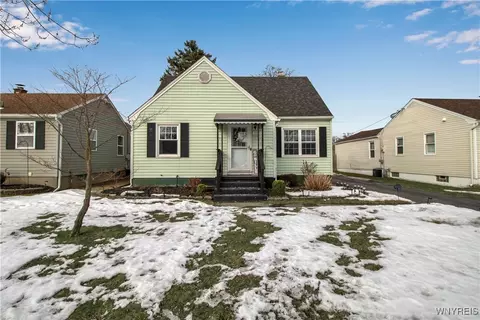1006 Pioneer Dr, North Tonawanda, NY 14120