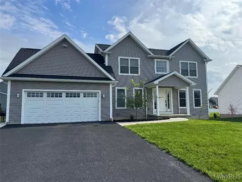 12 Kevwood Ln, Lancaster, NY 14086
