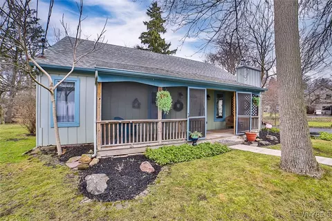 30 Pine Acres Ct, Amherst, NY 14221