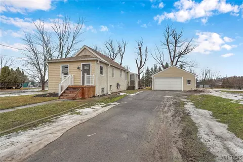 562 Lakeview Ave, Orchard Park, NY 14127