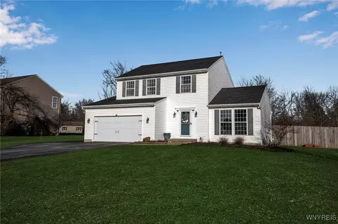 6376 Green Valley Ln, Lockport, NY 14094