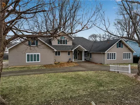 658 Beach Rd, Evans, NY 14006