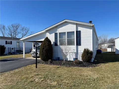 1327 Willowbrook Dr, Lockport, NY 14094