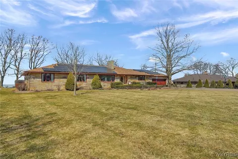5918 Old Lake Shore Rd, Lake View, NY 14085