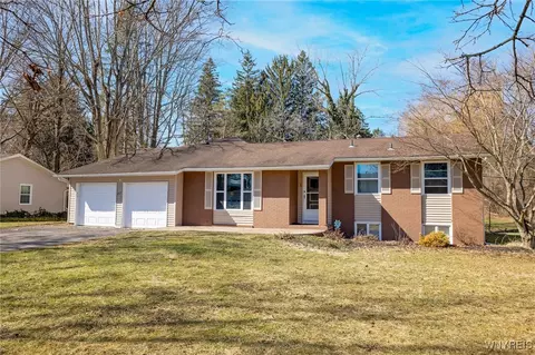 27 Lawnsbury Dr, Chili, NY 14624