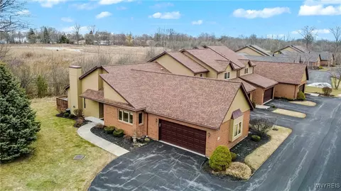 815 Carriage Ln, Lewiston, NY 14092