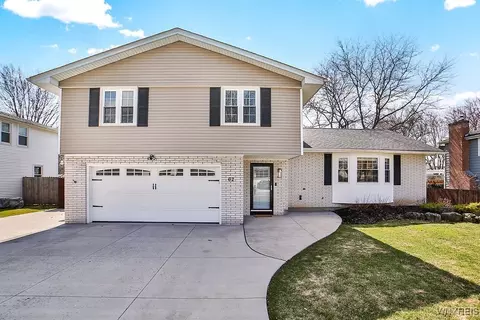62 Pin Oak Cir, Grand Island, NY 14072