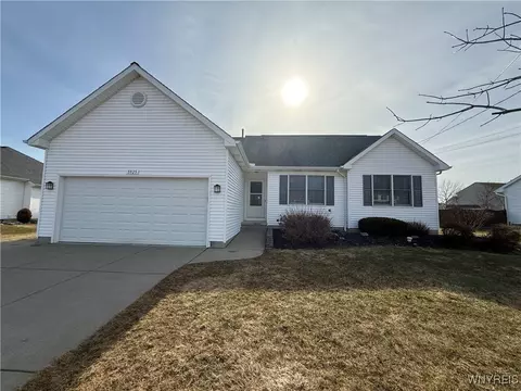 5925 Lakecrest Dr, Lake View, NY 14085