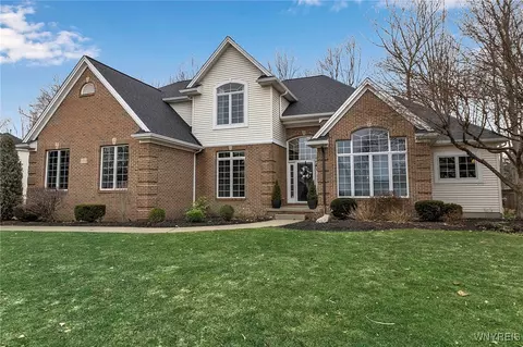 232 Landings Dr, Amherst, NY 14228