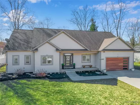 669 Chicora Dr, Lewiston, NY 14092