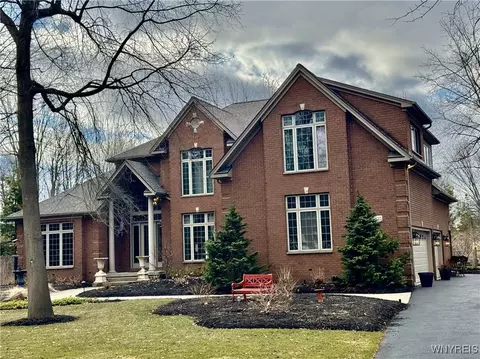 8825 Cambridge Ct, East Amherst, NY 14051