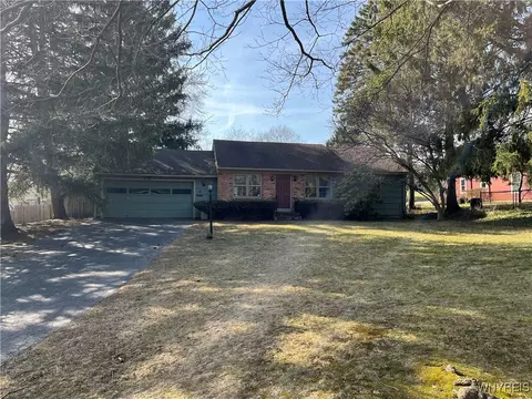 2 Manor Hill Dr, Perinton, NY 14450