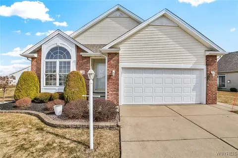 21 Raven Ct, Wheatfield, NY 14120