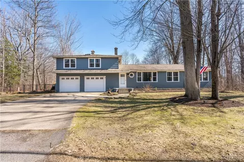 5673 Birchwood Dr, Lake View, NY 14085