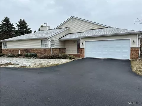 81 Hastings Dr, Orchard Park, NY 14127