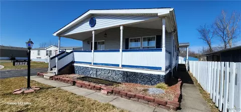 1334 Willowbrook Dr, Lockport, NY 14094