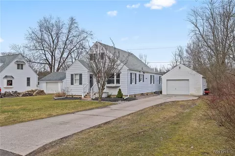 3455 Warner Dr, Grand Island, NY 14072