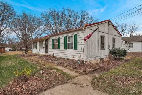 17 Washington St, Hanover, NY 14136