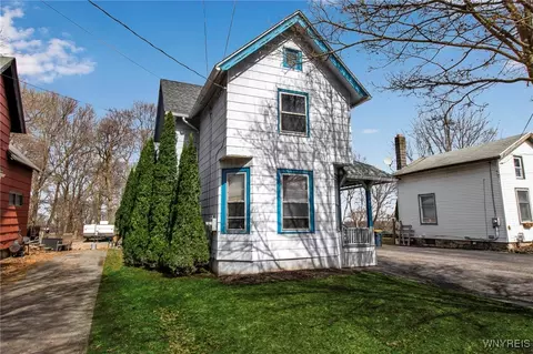 17 Hill St, Lockport, NY 14094