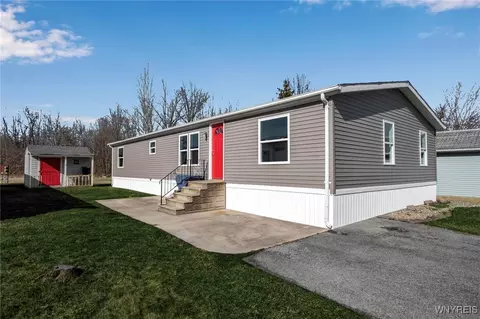 1139 Lockwood Dr, Lockport, NY 14094