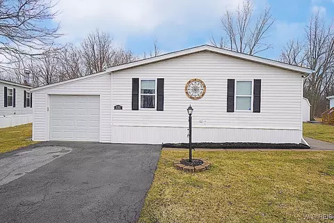 1142 Lockwood Dr, Lockport, NY 14094