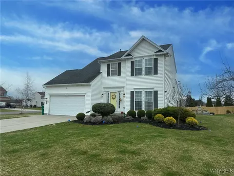 6396 Green Valley Ln, Lockport, NY 14094
