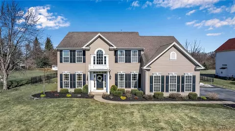 90 Graystone Ln, Orchard Park, NY 14127