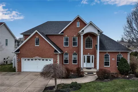 3465 Ashwood Dr, Wheatfield, NY 14120