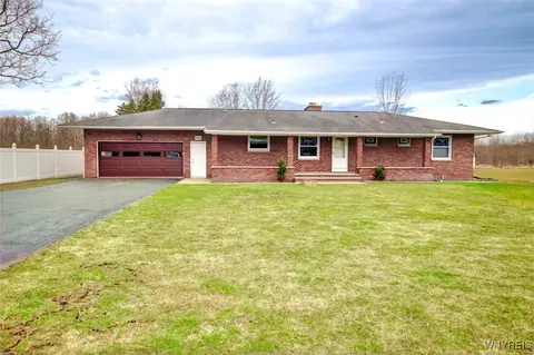 2250 Crittenden Rd, Alden, NY 14004