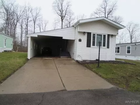 87 Waterview Pkwy, Hamburg, NY 14075