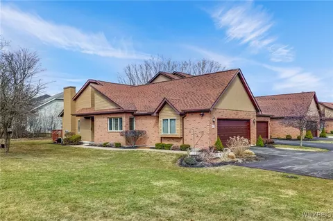 805 Carriage Ln, Lewiston, NY 14092