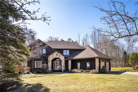 4523 Winding Woods Ln, Hamburg, NY 14075