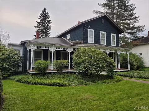 7 Center St, Hanover, NY 14062